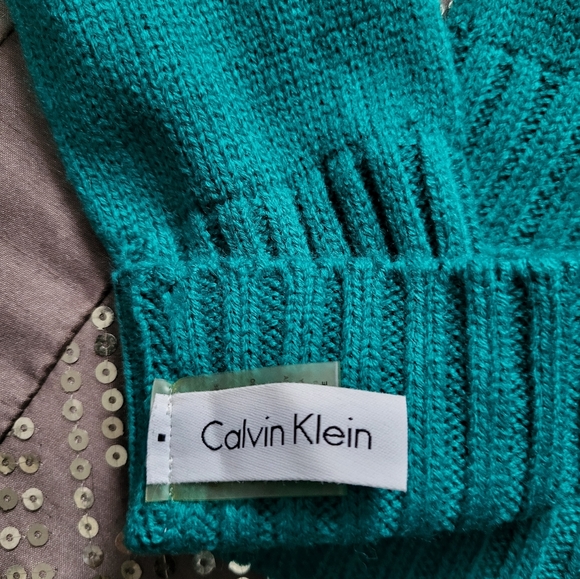 Beautiful Calvin Klein Gloves - Picture 2 of 3